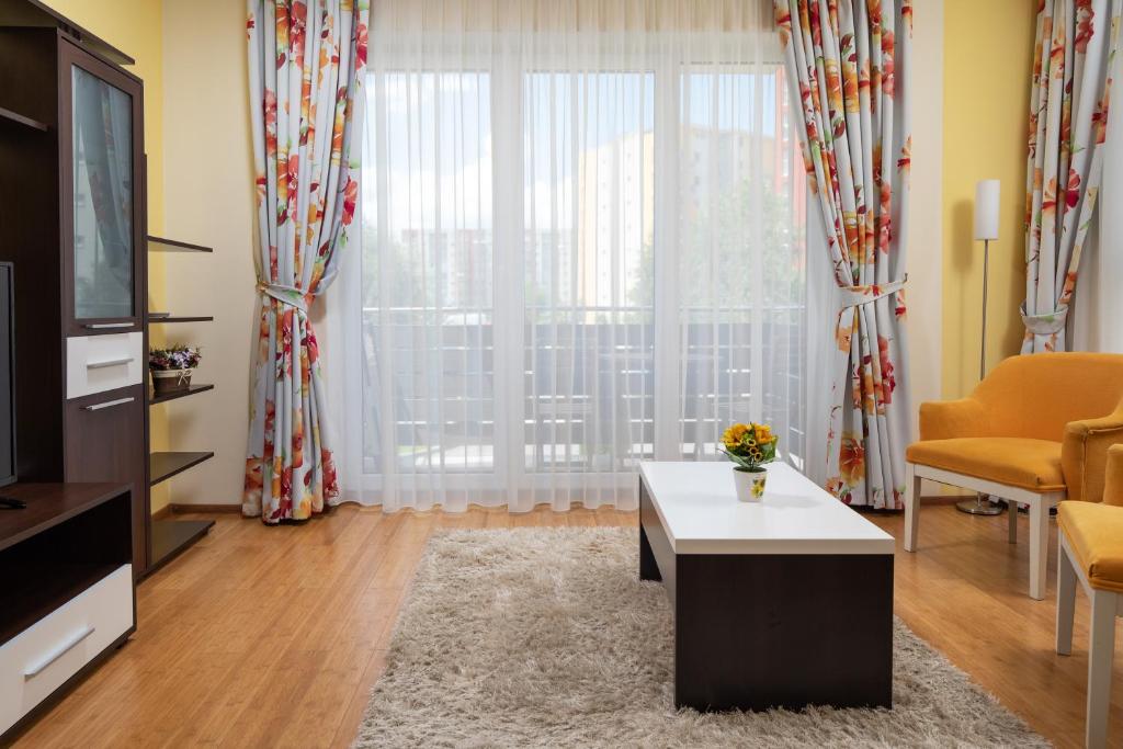 Brasov Holiday Apartments - Sah Apartment With Balcony