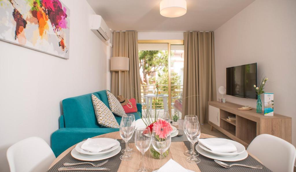 Televízia a/alebo spoločenská miestnosť v ubytovaní Ona Suites Salou