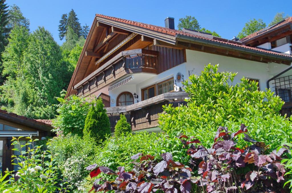 une maison avec un jardin en face dans l'établissement Zum See, à Ofterschwang