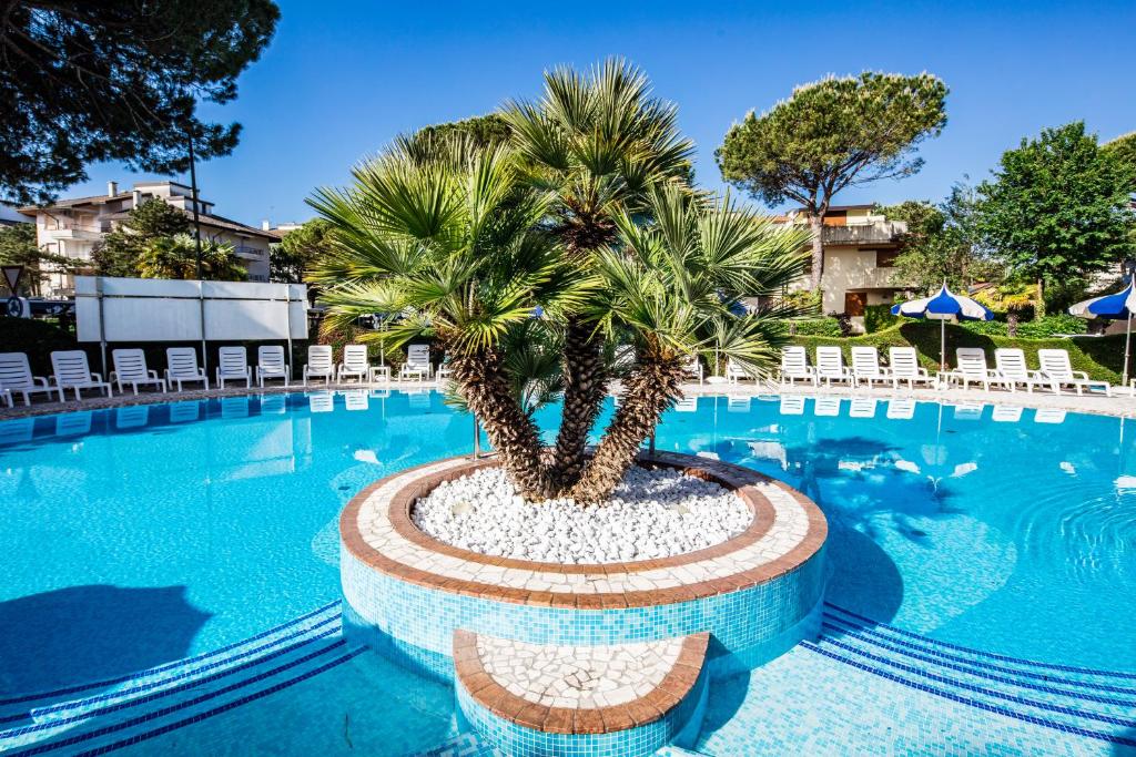 Bazén v ubytování Hotel Ambassador Meuble nebo v jeho okolí