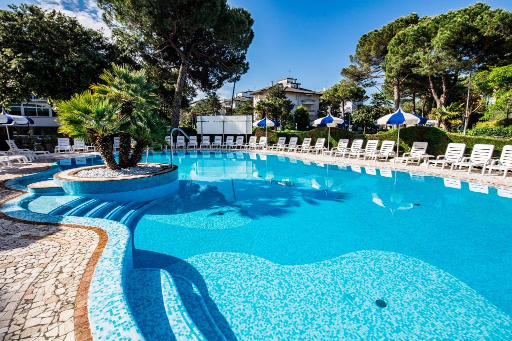 Bazén v ubytování Hotel Ambassador Meuble nebo v jeho okolí