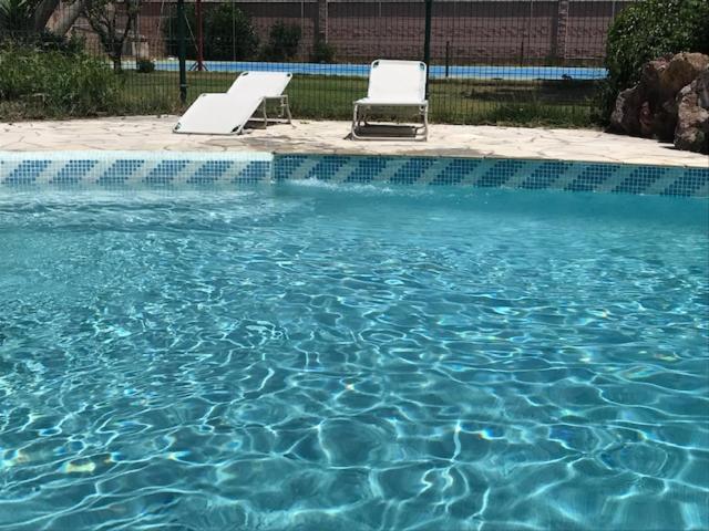 The swimming pool at or close to Casa independiente con piscina y pista deportiva privadas
