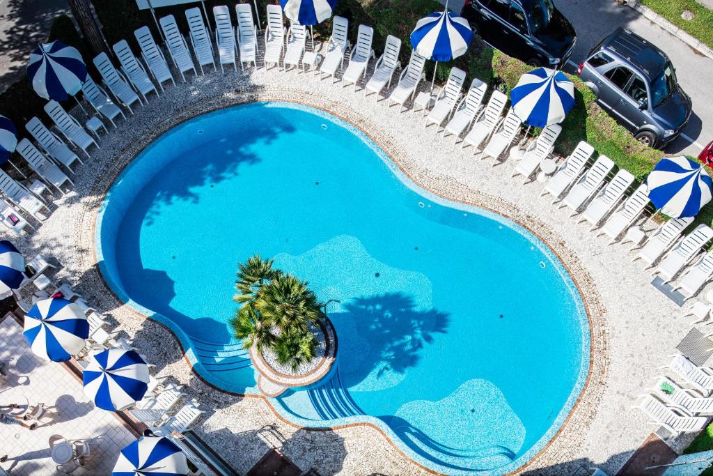 Bazén v ubytování Hotel Ambassador Meuble nebo v jeho okolí