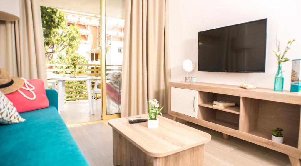 Televízia a/alebo spoločenská miestnosť v ubytovaní Ona Suites Salou