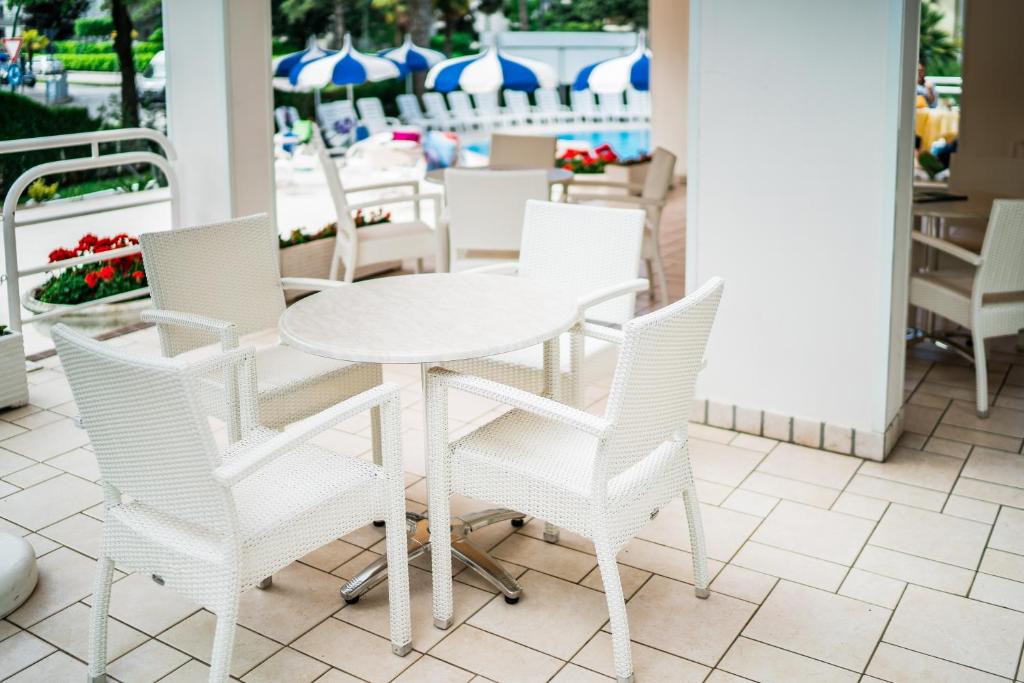 Bazén v ubytování Hotel Ambassador Meuble nebo v jeho okolí