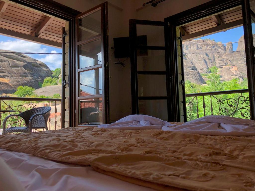 Cama en habitación con vistas a la montaña en Guesthouse Vavitsas, en Kalambaka