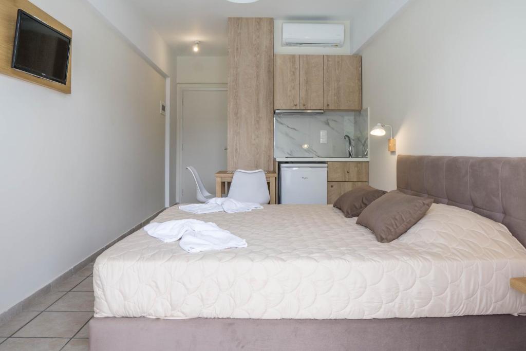 Postel nebo postele na pokoji v ubytování Pinelopi Hotel