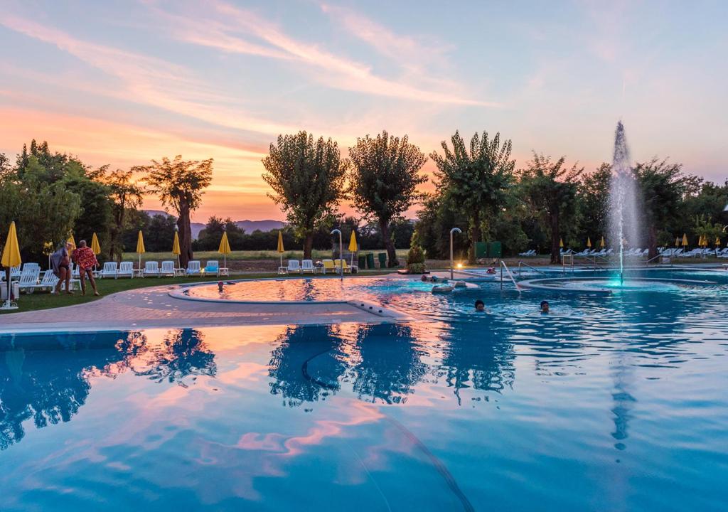 Bazén v ubytovaní Terme Preistoriche Resort & Spa alebo v jeho blízkosti