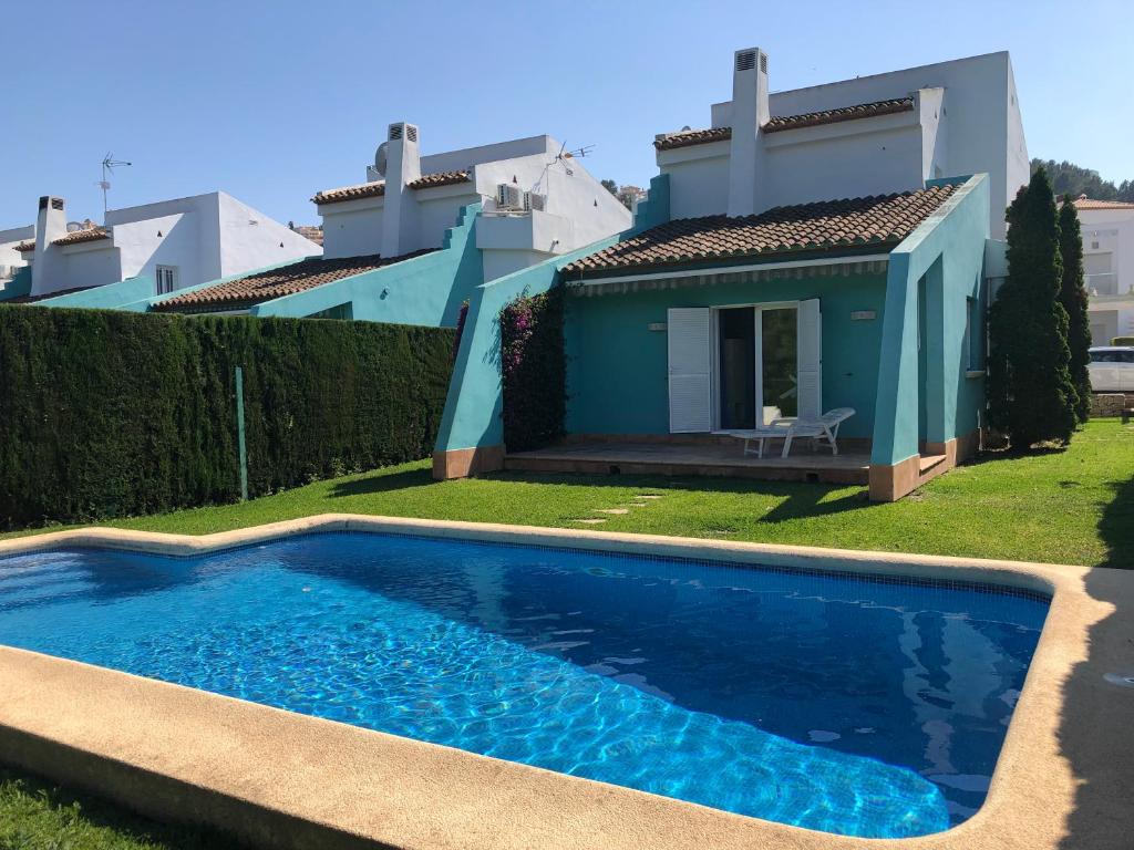 Villa con piscina frente a una casa en Villas El Pinaret - Serviden, en Pedreguer