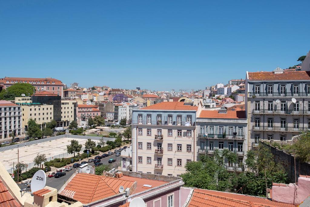 eine Luftansicht einer Stadt mit Gebäuden in der Unterkunft MyPlaceLisbon - Mouraria Duplex in Lissabon