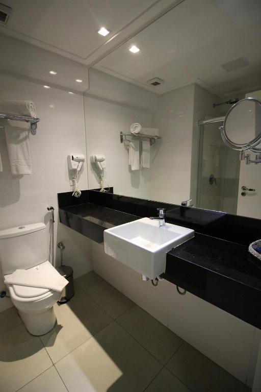 Um banheiro em Hotel Beaga Convention Expominas by MHB