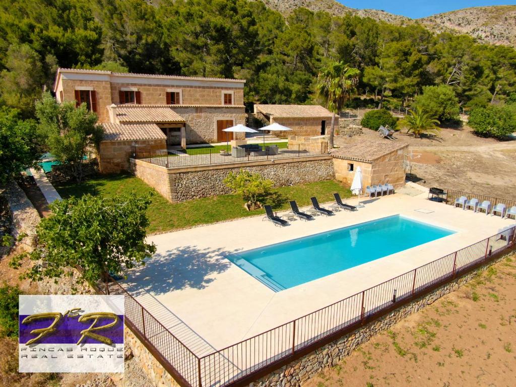einen Luftblick auf eine Villa mit einem Pool in der Unterkunft CAN FE in Alcúdia