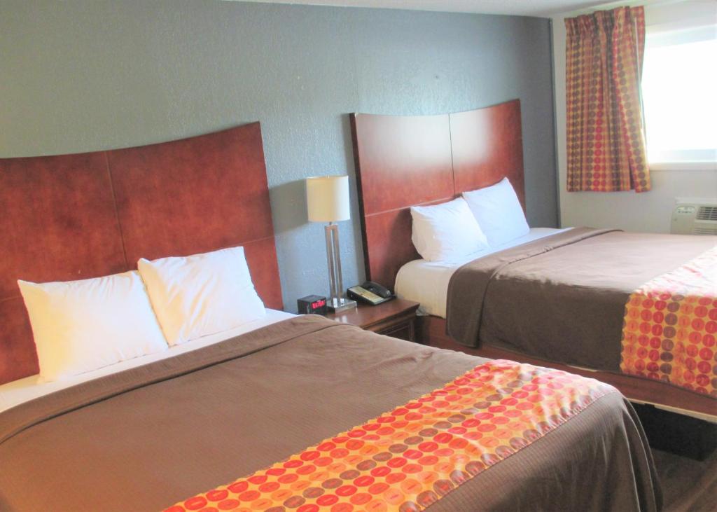 Postel nebo postele na pokoji v ubytování Travel Inn and Suites