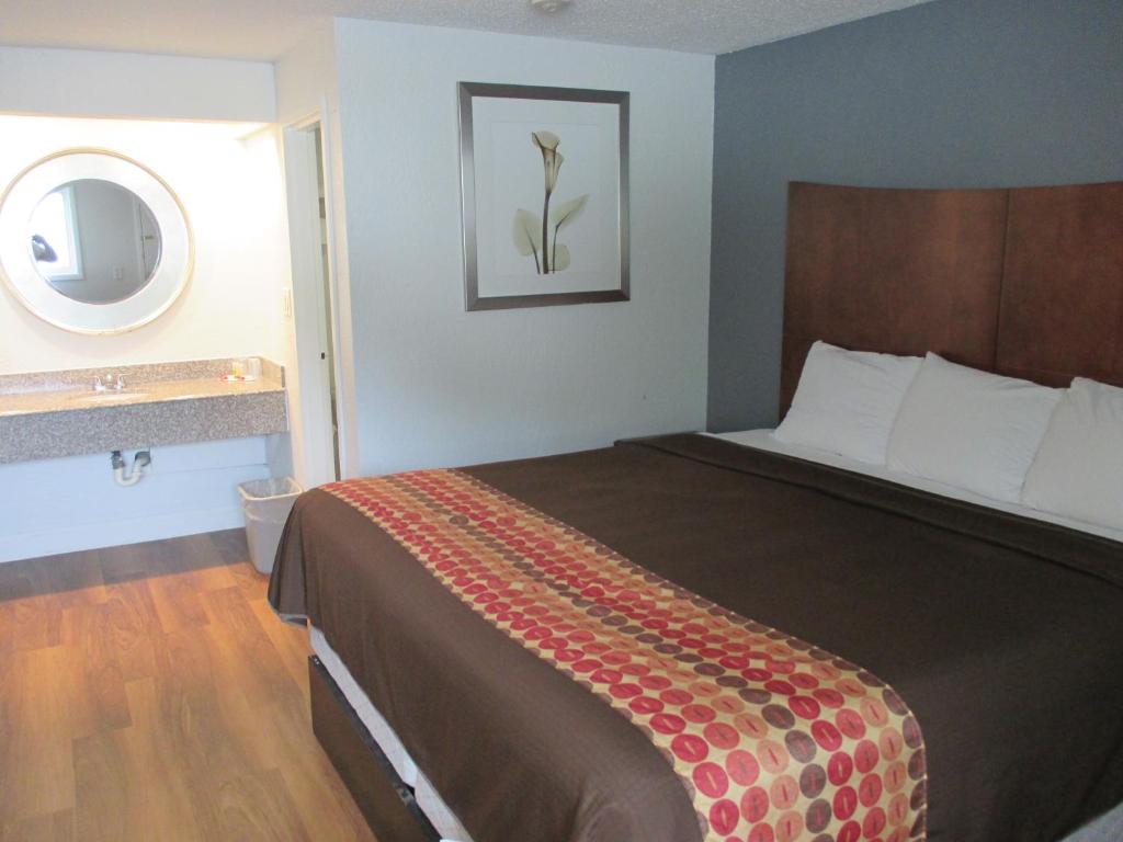 Postel nebo postele na pokoji v ubytování Travel Inn and Suites