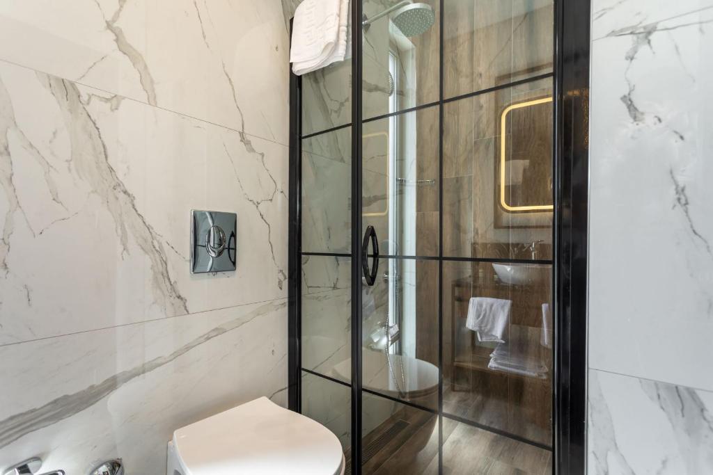 A bathroom at Nox Suite