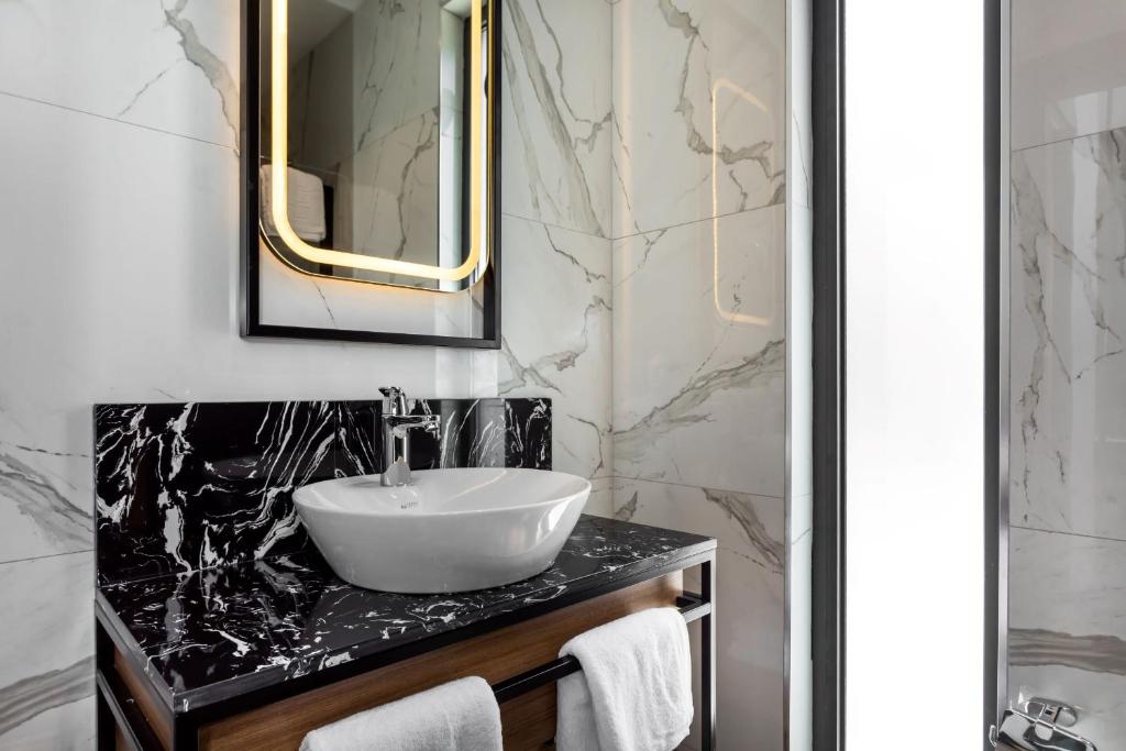 A bathroom at Nox Suite