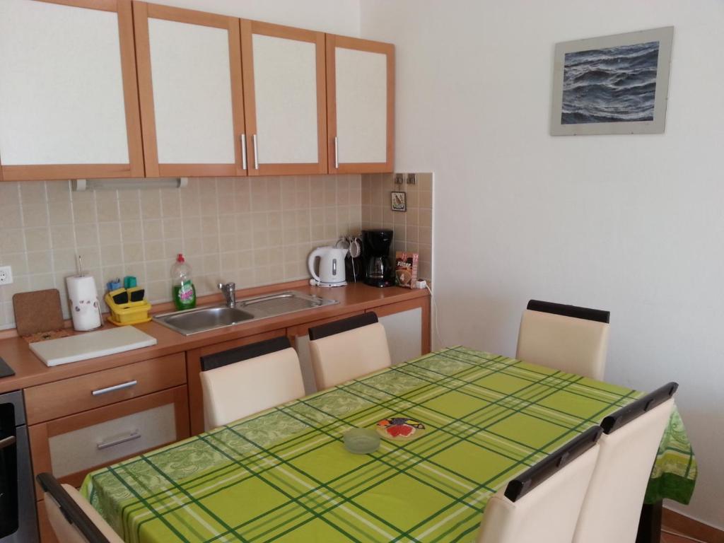 Kuchnia lub aneks kuchenny w obiekcie Apartments Novalja