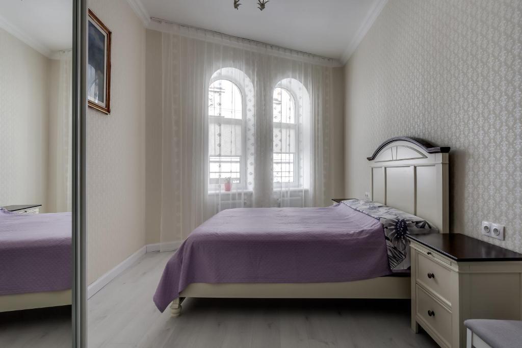 um quarto com uma cama e um espelho em Lux Apartments In The Center em Lviv