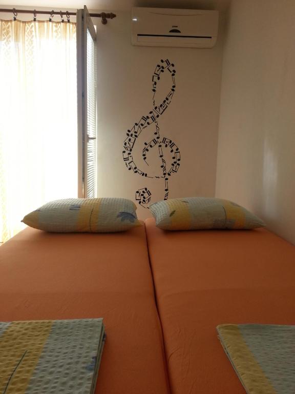 Łóżko lub łóżka w pokoju w obiekcie Apartments Novalja
