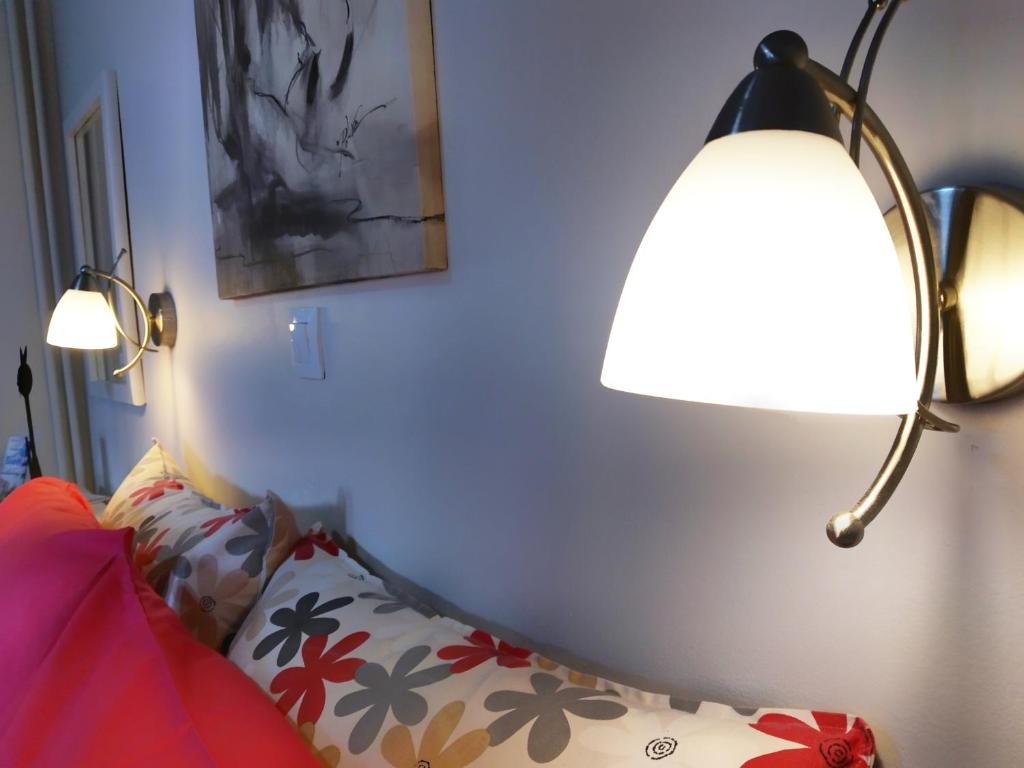 Postel nebo postele na pokoji v ubytování Kalokenti Studios