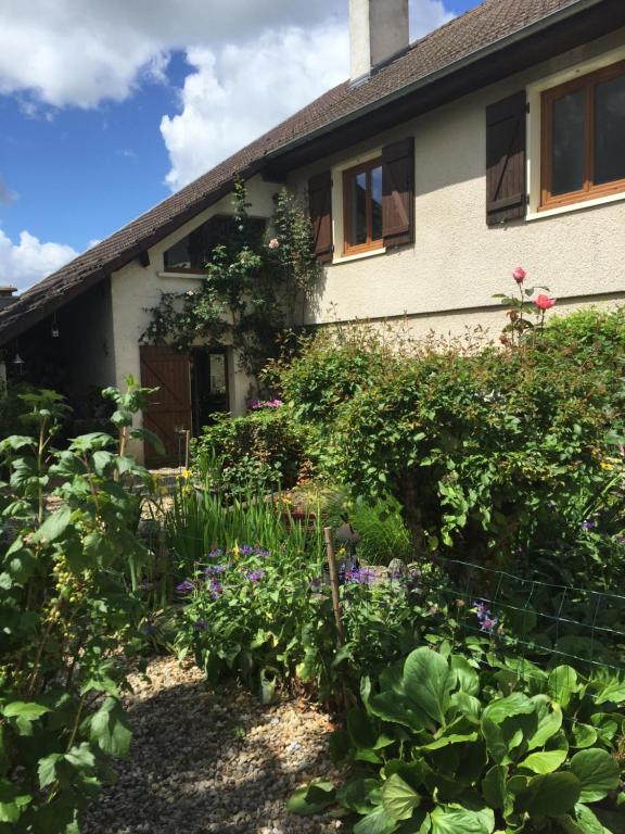 a garden in front of a house at Sous la tour in Agencourt