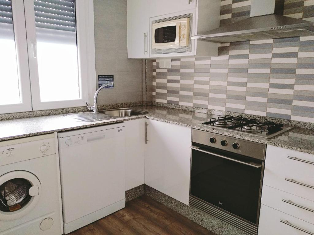 Kuchyňa alebo kuchynka v ubytovaní Apartamentos Rodeiramar 2A