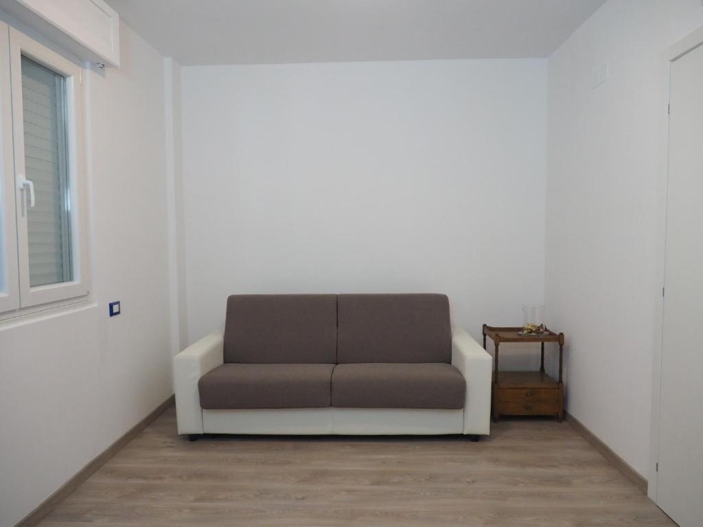 un sofá sentado en una habitación junto a una ventana en CVT Punta Cavalluccio, en Vasto