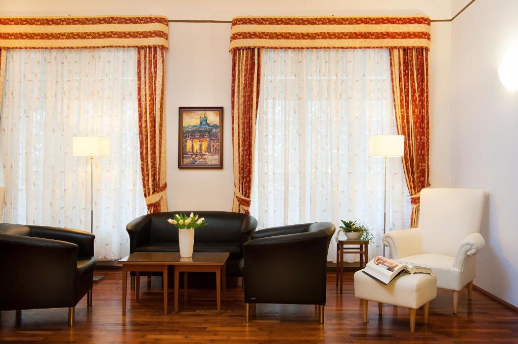Część wypoczynkowa w obiekcie Cloister Inn Hotel