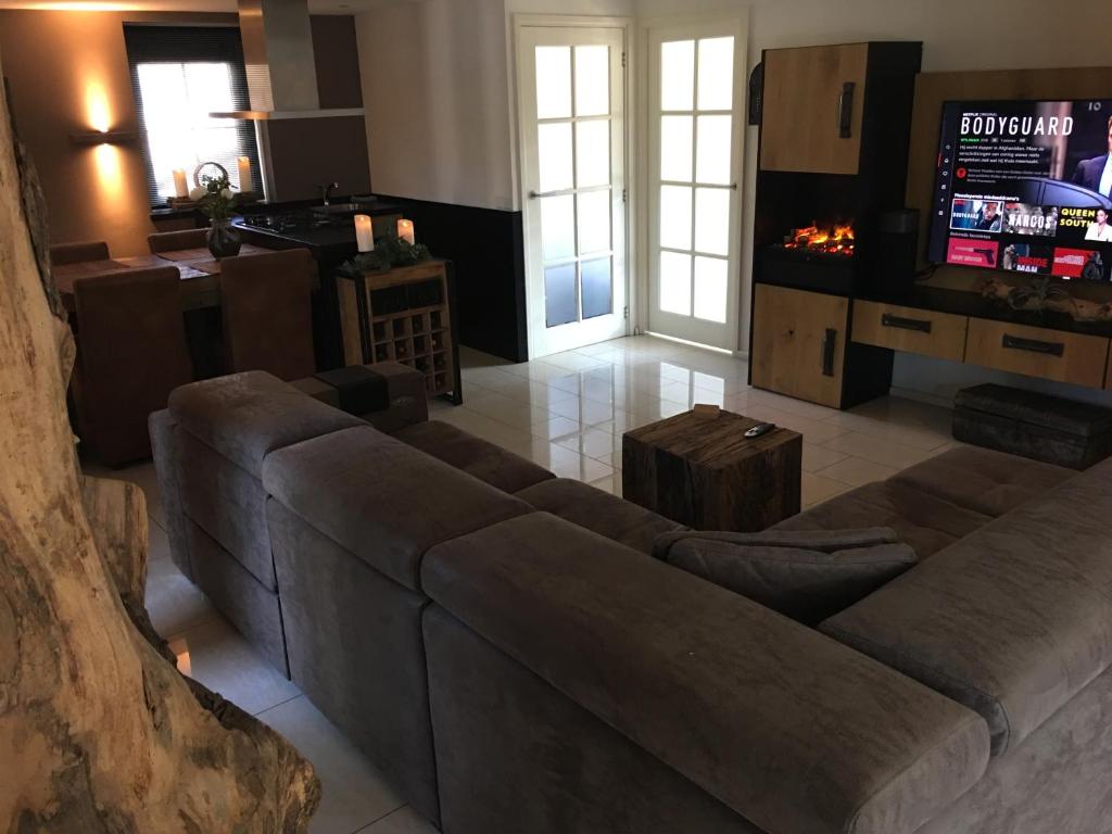 TV a/nebo společenská místnost v ubytování Beach bungalow Hellevoetsluis