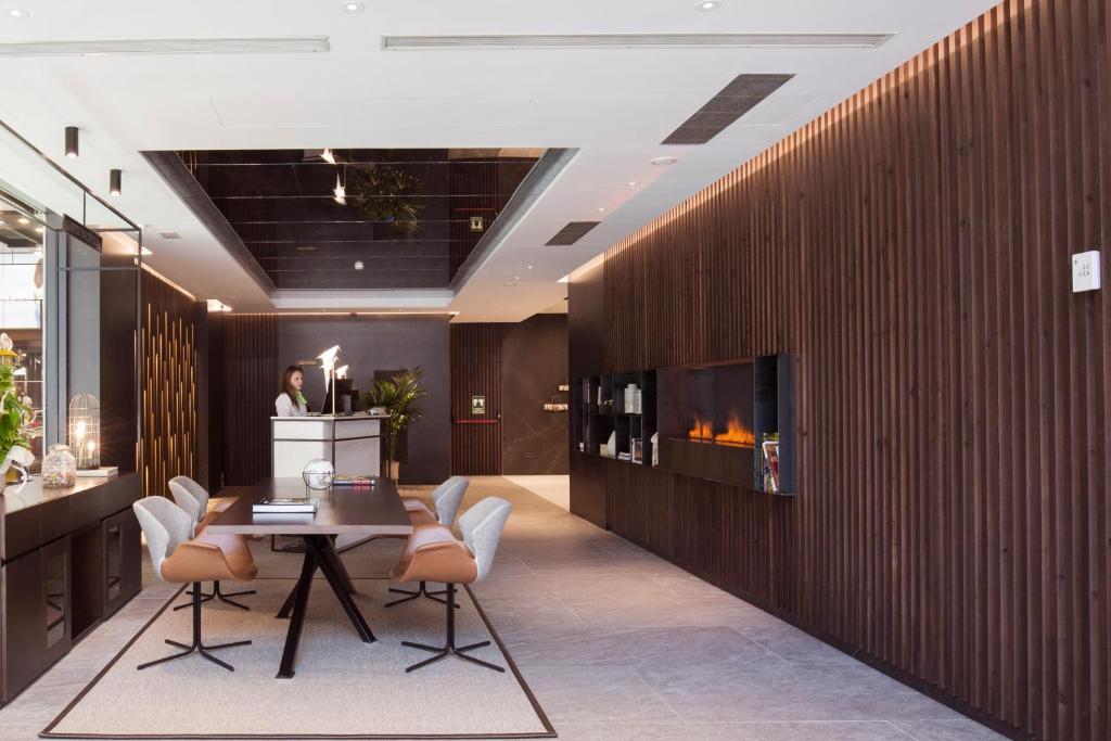 a dining room with a table and chairs and a fireplace at Yomo Centric in Andorra la Vella