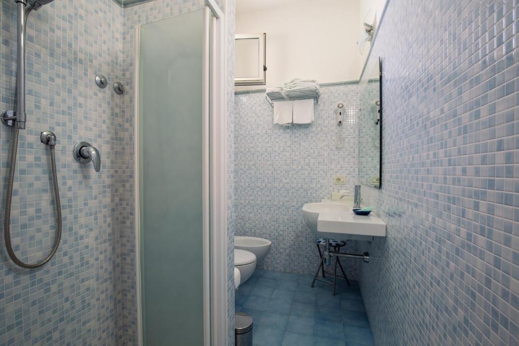 Koupelna v ubytování Hotel Lido
