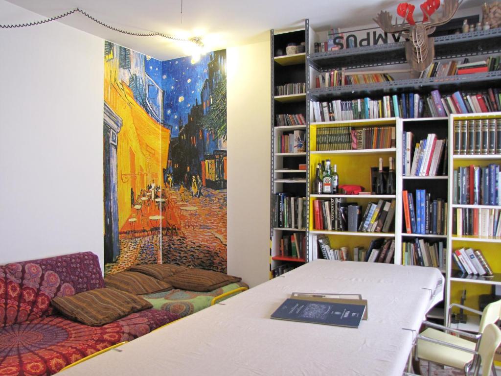 Cozy!! Verona في فيرونا: غرفة بها سرير ورف كتاب