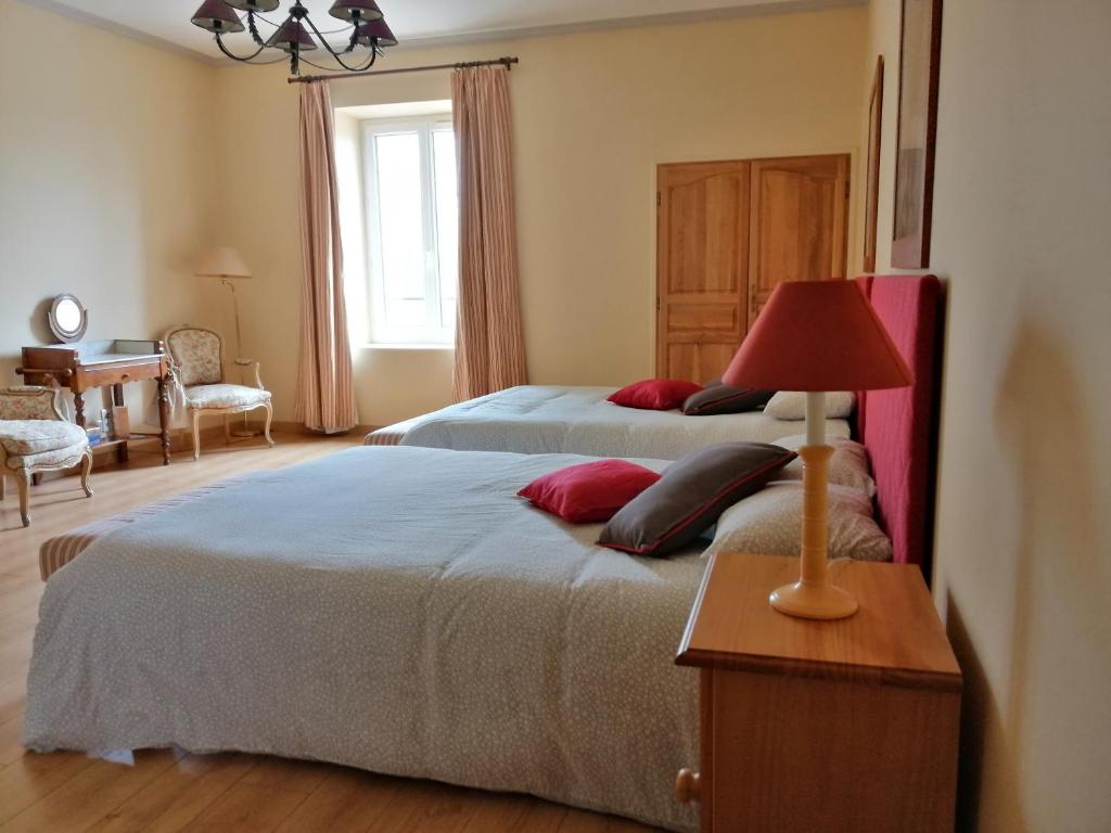 Postel nebo postele na pokoji v ubytování Chambres d´Hôtes Le Cèdre Bleu