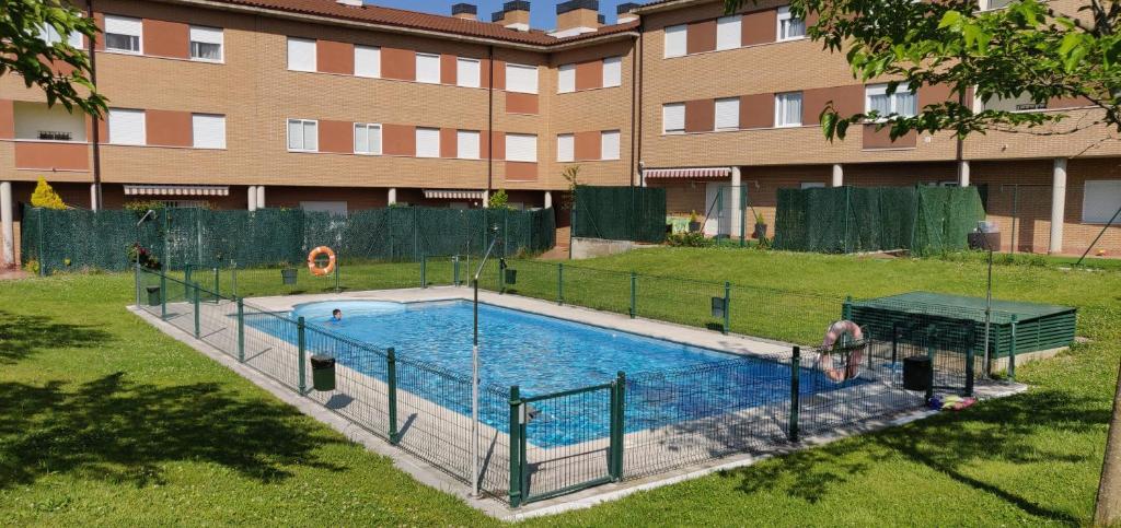 uma piscina num quintal ao lado de um edifício em Apartamentos Mirador de Grañón em Grañón