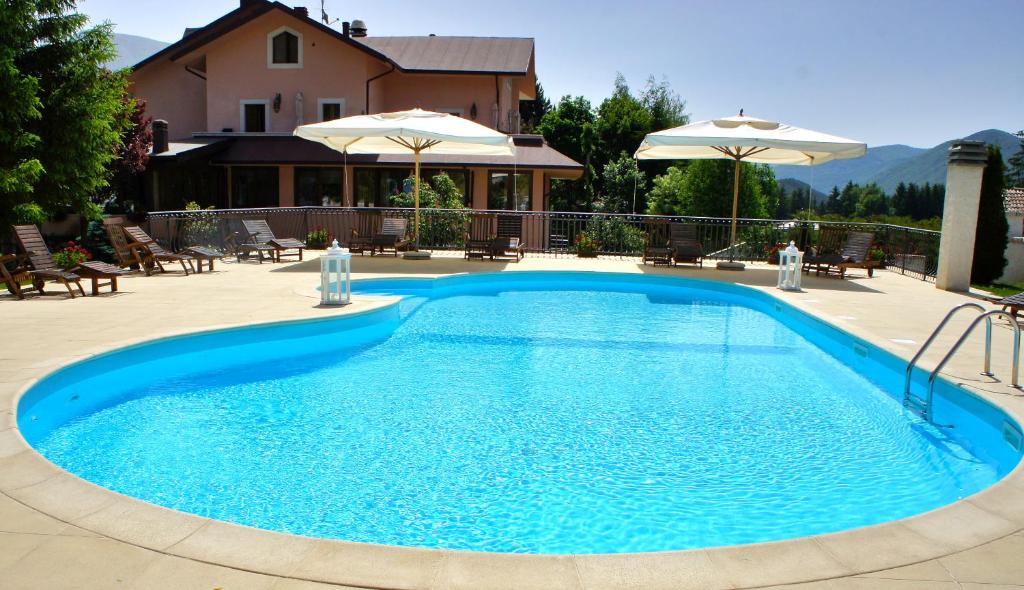 Bazén v ubytovaní Hotel Bucaneve alebo v jeho blízkosti