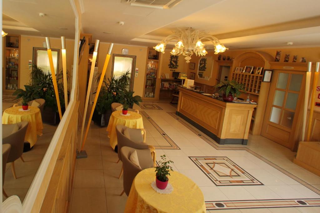 Een zitgedeelte bij Hotel Fioroni