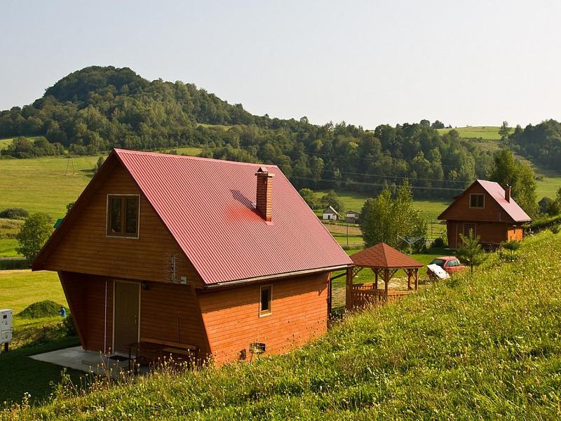 stodoła z czerwonym dachem na polu w obiekcie Zagroda Bukowiec w Polańczyku