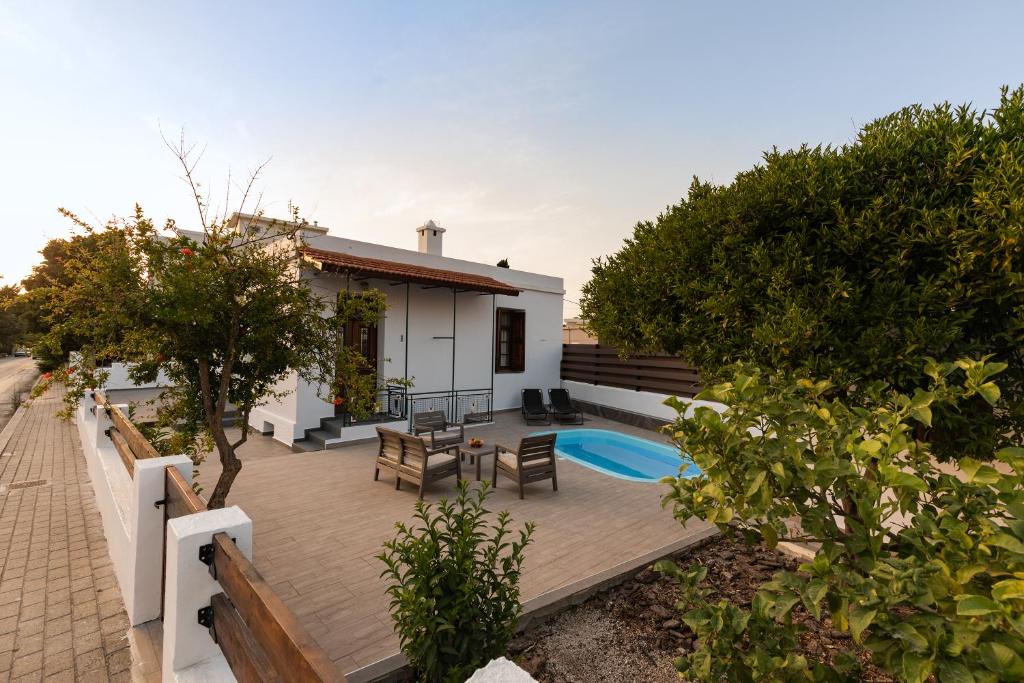 una casa con terrazza in legno e piscina di MA-GIA a Pastida