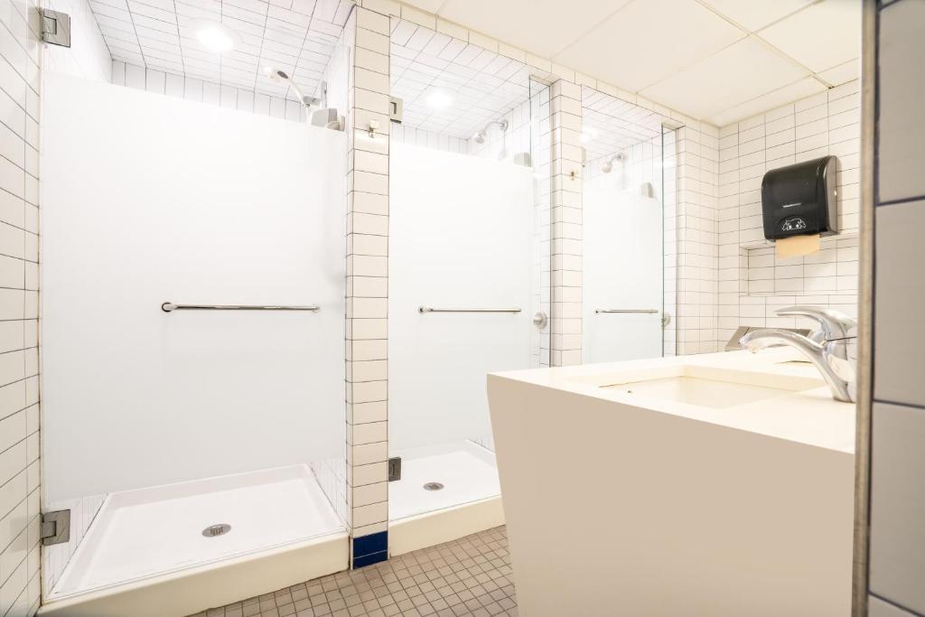 Ein Badezimmer in der Unterkunft West Side YMCA