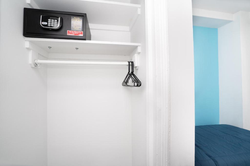 Ein Bett oder Betten in einem Zimmer der Unterkunft West Side YMCA