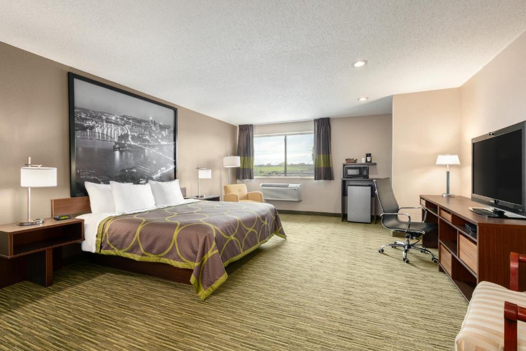 Super 8 by Wyndham Hanover - King Studio Suite - Non-SmokingÂ