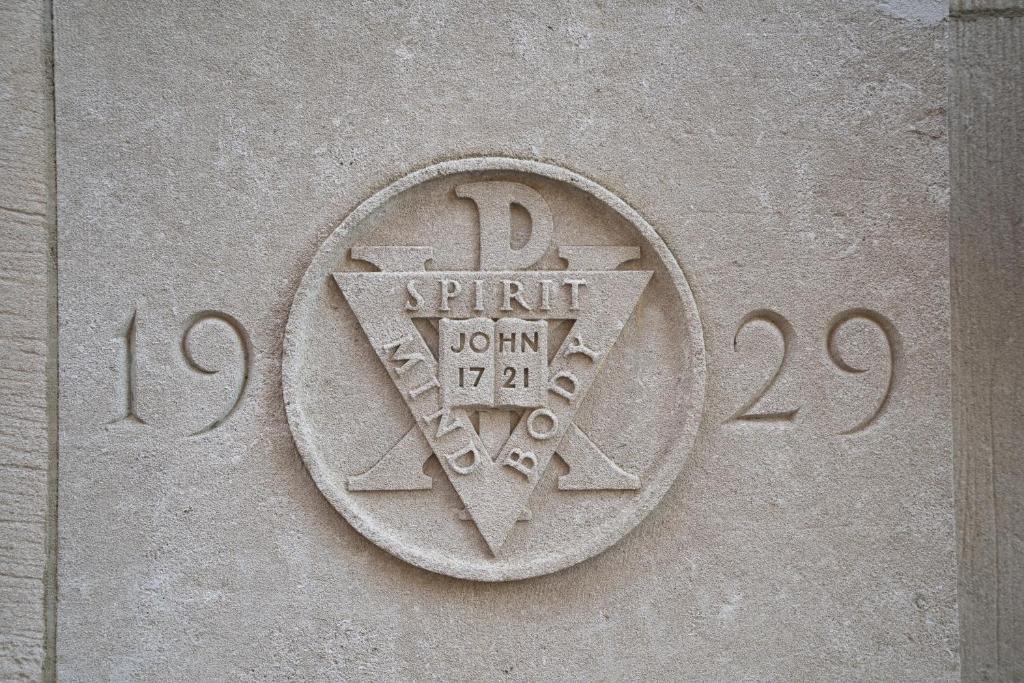 Ein Zertifikat, Auszeichnung, Logo oder anderes Dokument, das in der Unterkunft West Side YMCA ausgestellt ist