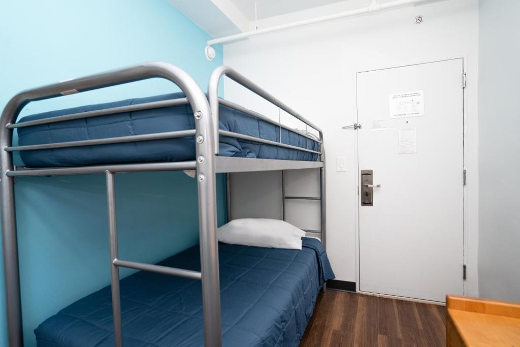 Ein Bett oder Betten in einem Zimmer der Unterkunft West Side YMCA