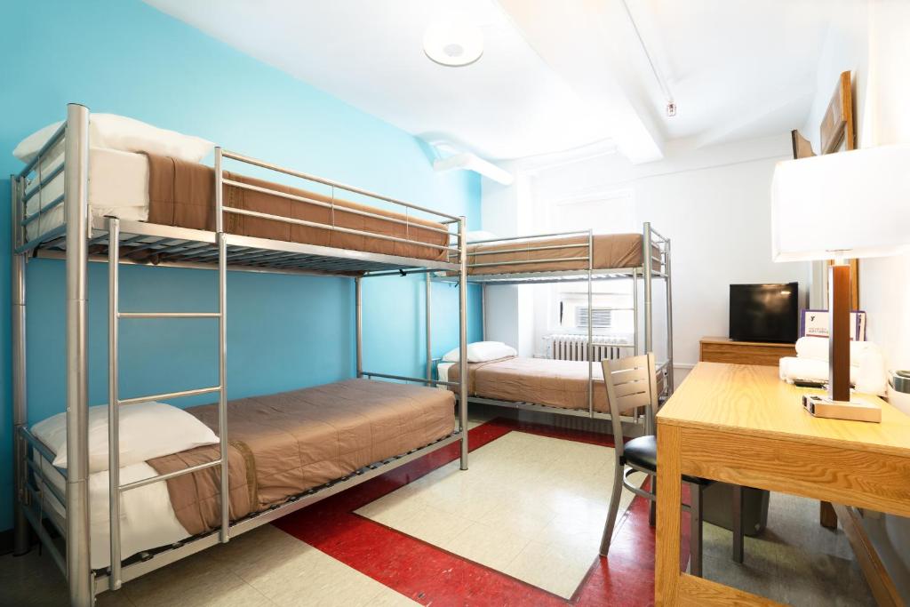 Una cama o camas en una habitación de West Side YMCA