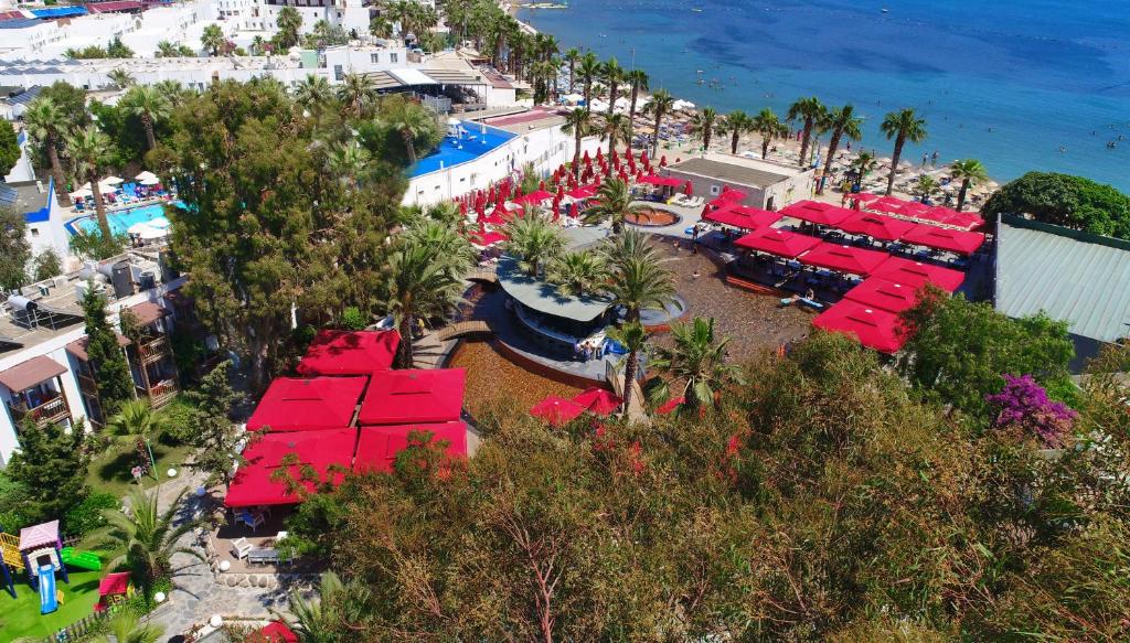 una vista aérea de un complejo con techos rojos y una playa en Marvida Senses Very Chic Bodrum Adult Only, en Gümbet