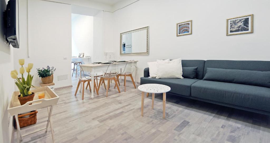 羅馬的住宿－Pompeo Magno White Luxury Apartment，客厅配有蓝色的沙发和桌子