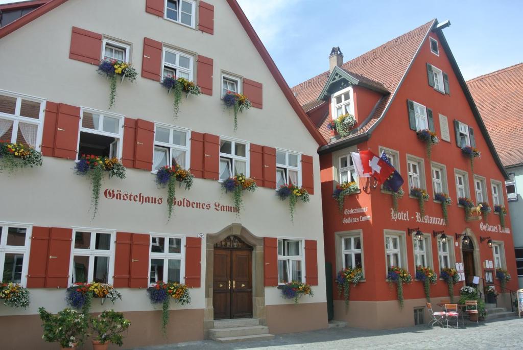 um edifício na cidade velha de Wurtemberg em Hotel-Restaurant Goldenes Lamm em Dinkelsbühl