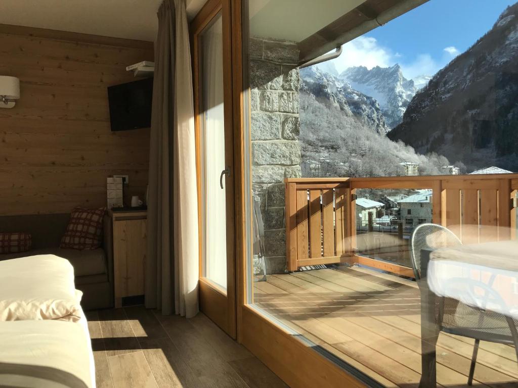 Nespecifikovaný výhled na hory nebo výhled na hory při pohledu z hotelu