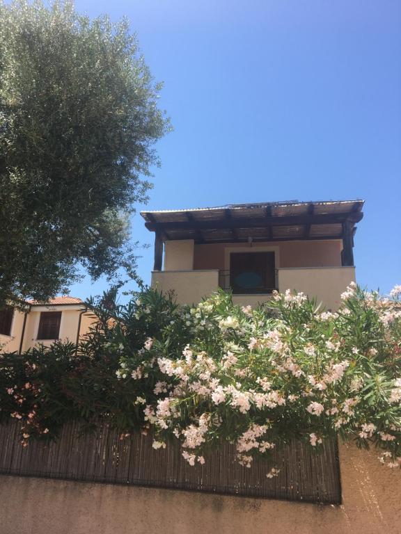 un edificio con una recinzione con dei fiori di CASA BIJOUX a Olbia