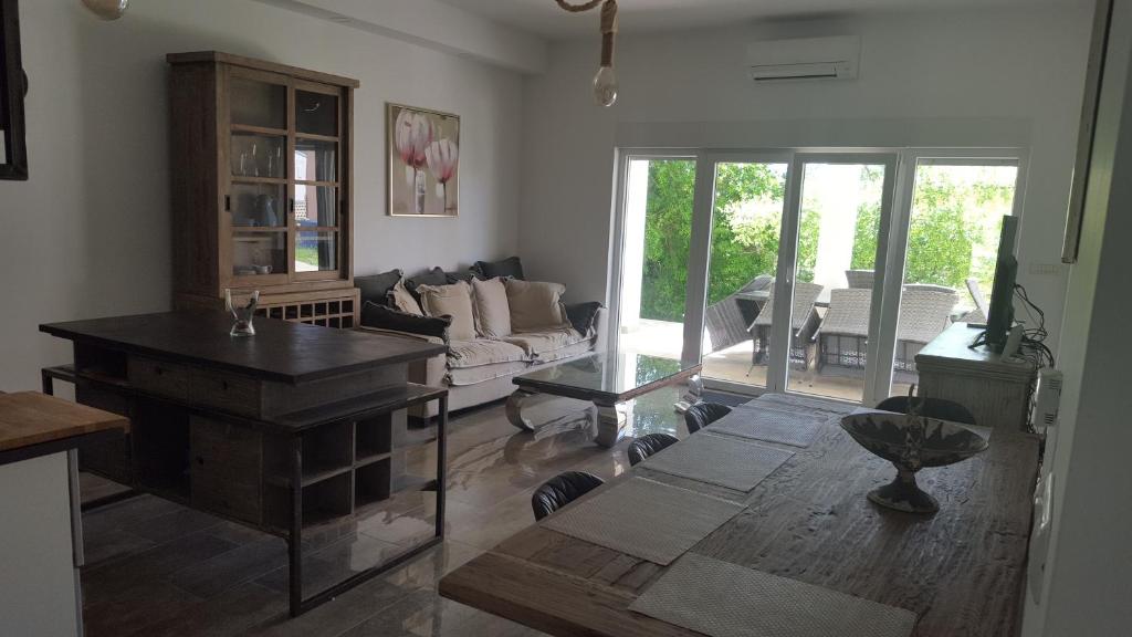 ein Wohnzimmer mit Klavier und Couch in der Unterkunft Villa Iva in Medulin